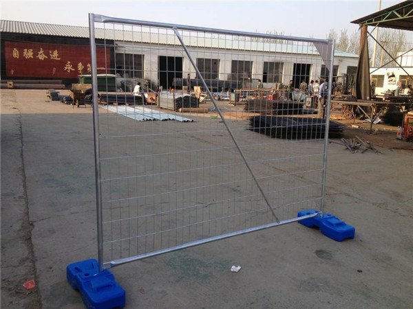Base en plastique de clôture temporaire bleue installée avec un panneau de clôture temporaire dans notre usine