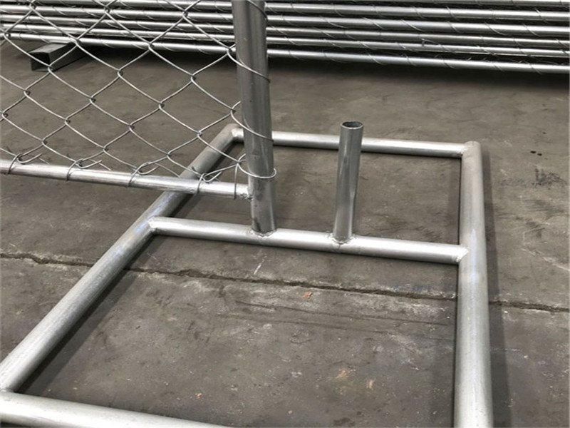 Stands galvanisés installés avec une clôture temporaire à mailles losangées