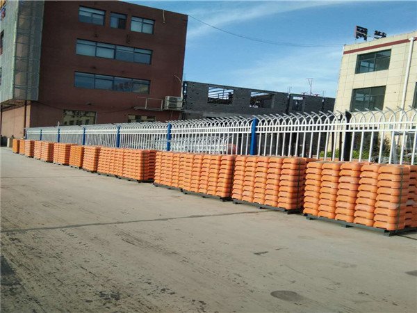 Temporäre Zaun-Kunststoffbasis vor unserer Fabrik verpackt