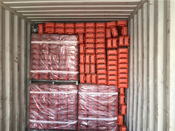 Orangefarbene provisorische Zaunfüße, die in den Container eingelegt werden