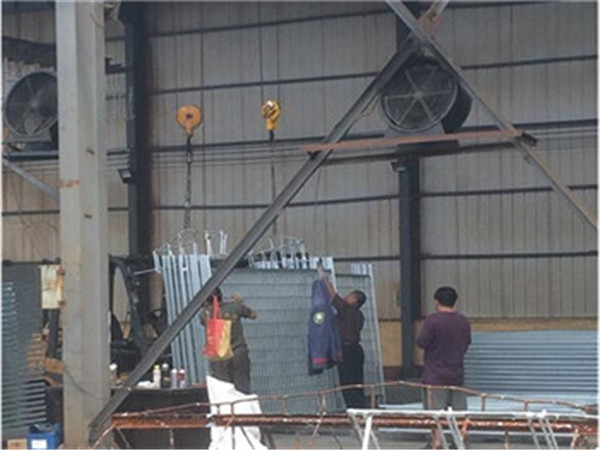 the workers in the galvanizing workshop is unload the finishing temporary fence panel