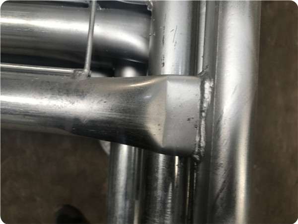 a picture showing temporary fence flatten horizontal tube ends and welded onto vertical tube