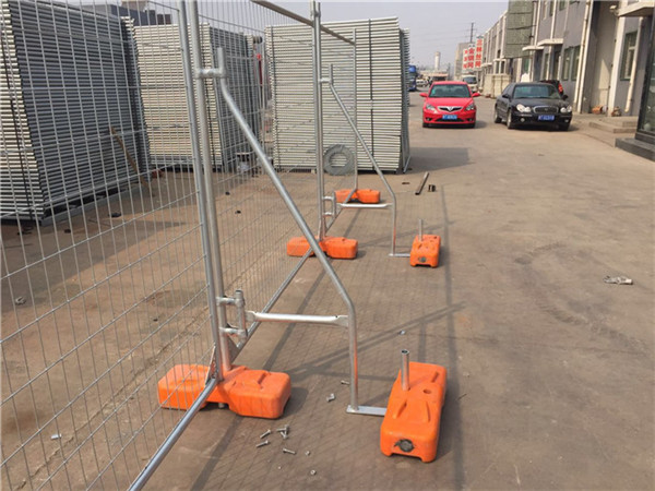 Bracing with feet and clamps support the temporary fence panels to anti-wind