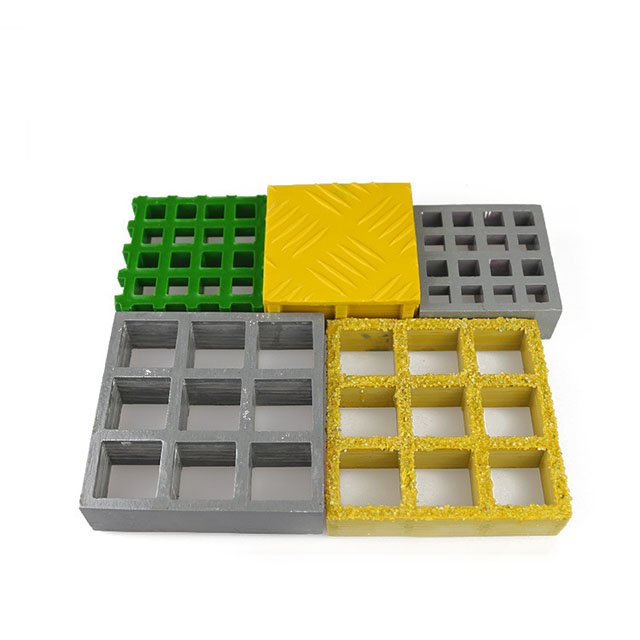 grade moldada verde. grade moldada amarela com placa xadrez, grade moldada cinza com mini malha, grade frp amarela