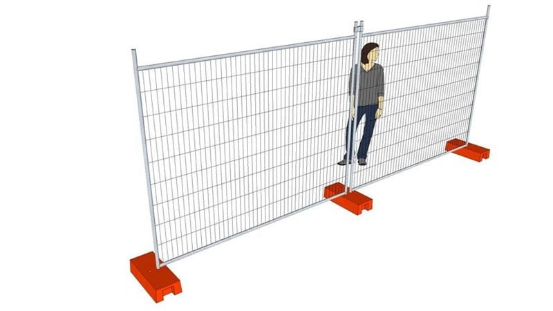 una imagen de un panel de cerca temporal galvanizado de 3 mm instalado con pies y abrazaderas frente a una mujer