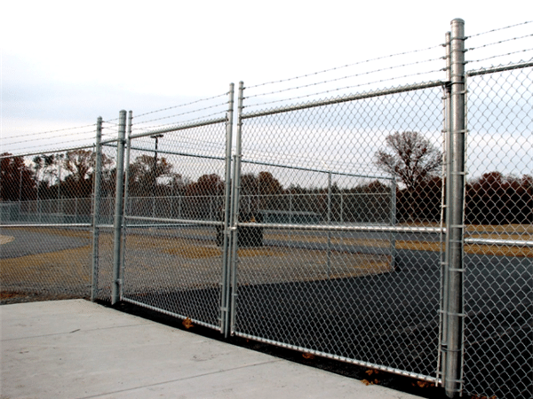 portail de clôture à mailles de chaîne galvanisé installé avec des panneaux