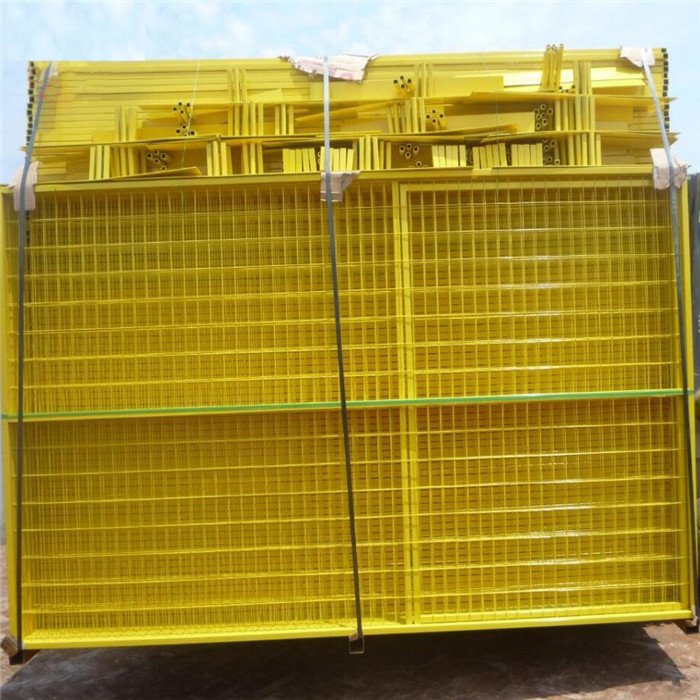 Panneaux de clôture temporaires jaunes emballés avec pieds sur la palette en acier