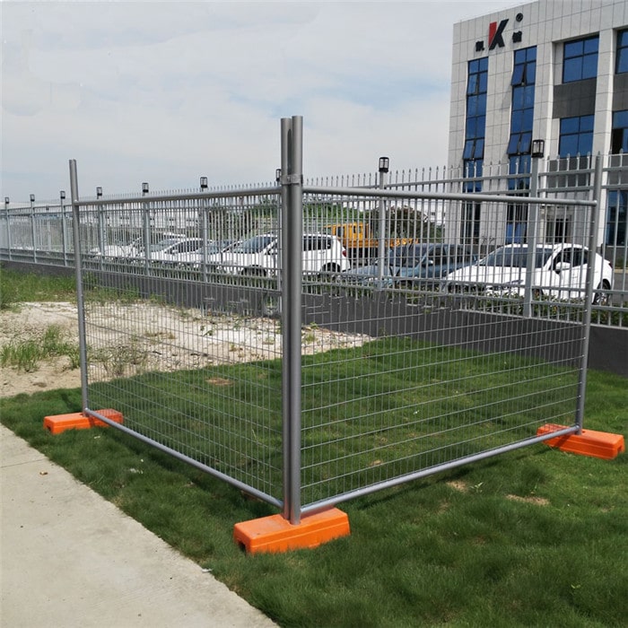 temporary fence installed with feet and clamps on the grassland