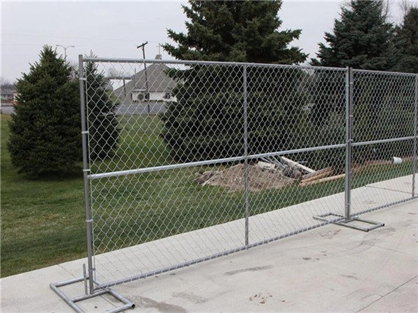 a picture of temporary chain link fence installed with stands and top pins