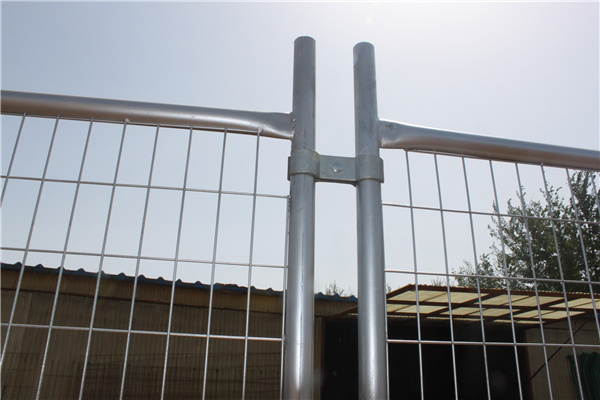 steel clamp connected two temporary fence panels