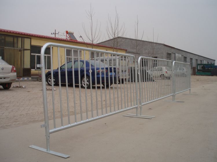 metal crowd control barriers connected together with flat feet