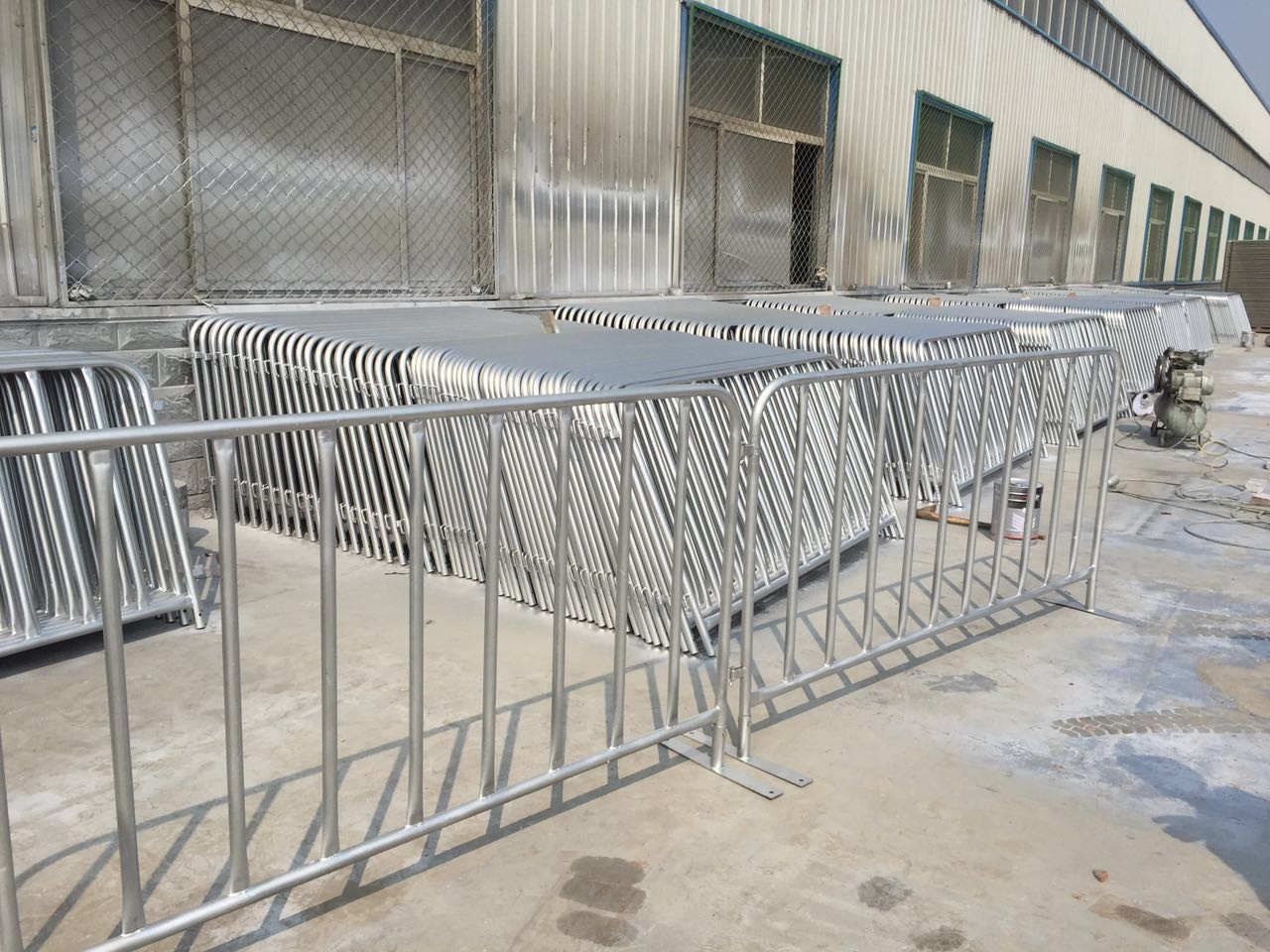 galvanized crowd barrier with flat base