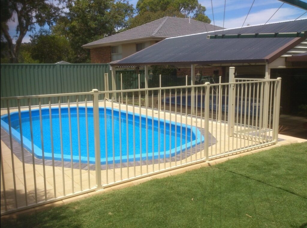 The powder coated white swimming pool barriers