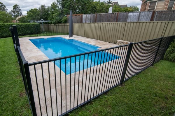 malowane proszkowo czarne ogrodzenie basenowe zapewnia bezpieczeństwo basenu