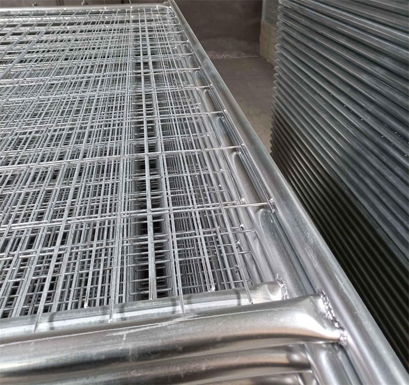 The fully welding points of barrier mesh fencing