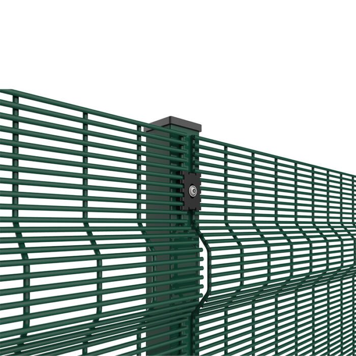 Malla penitenciaria verde con poste cuadrado y abrazaderas.