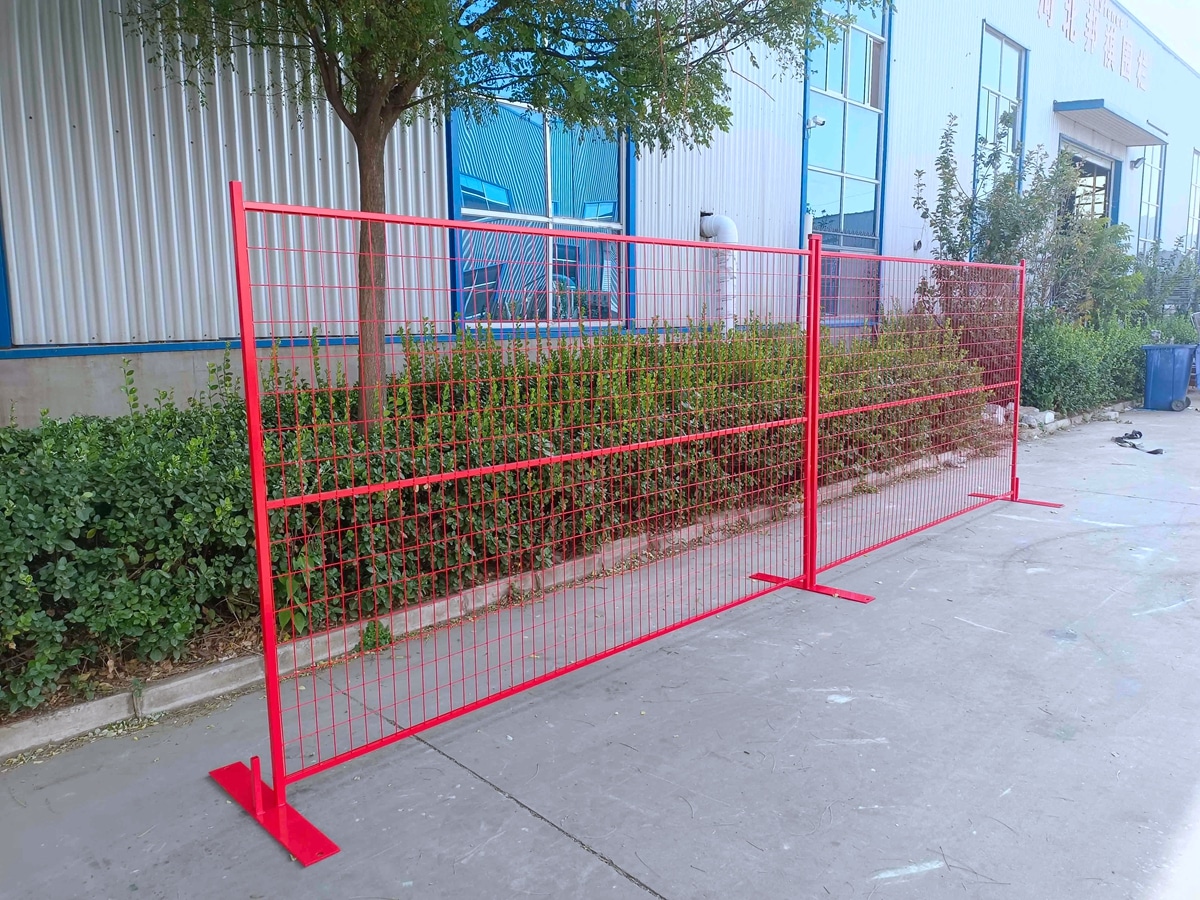 powder coated red construction fencing