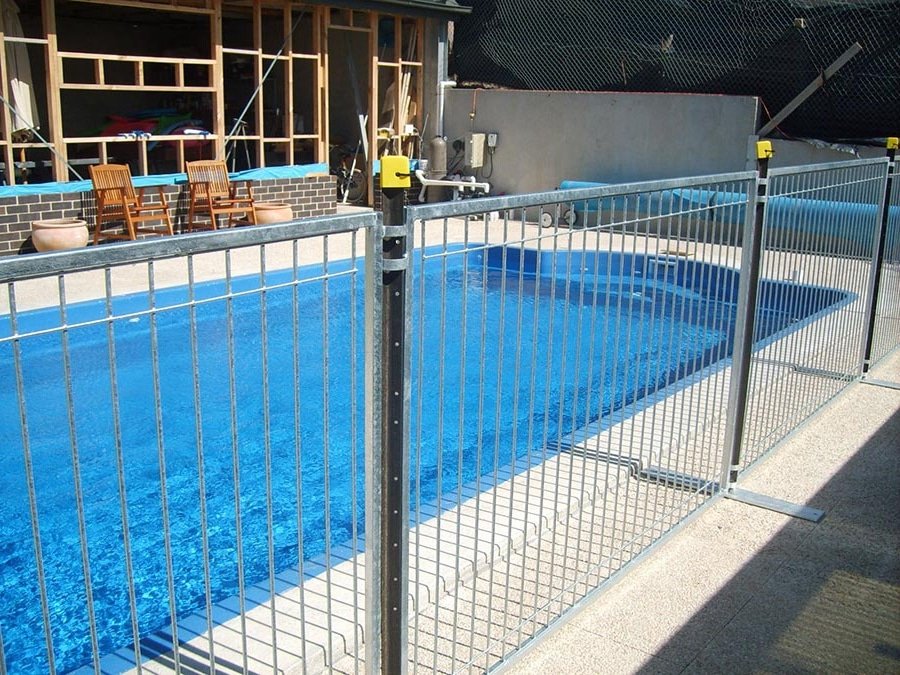 Der Mesh-Poolzaun um einen Pool