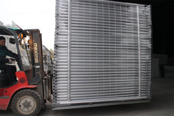 The temporary pool fencing packed in steel pallet are deliveryed by a forklift.