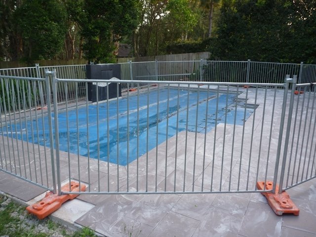 La piscine galvanisée autour d'un bassin