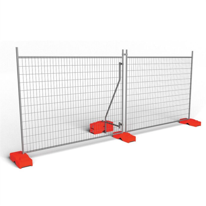une photo de panneaux de clôture temporaires installés avec des pieds, des pinces et un support.