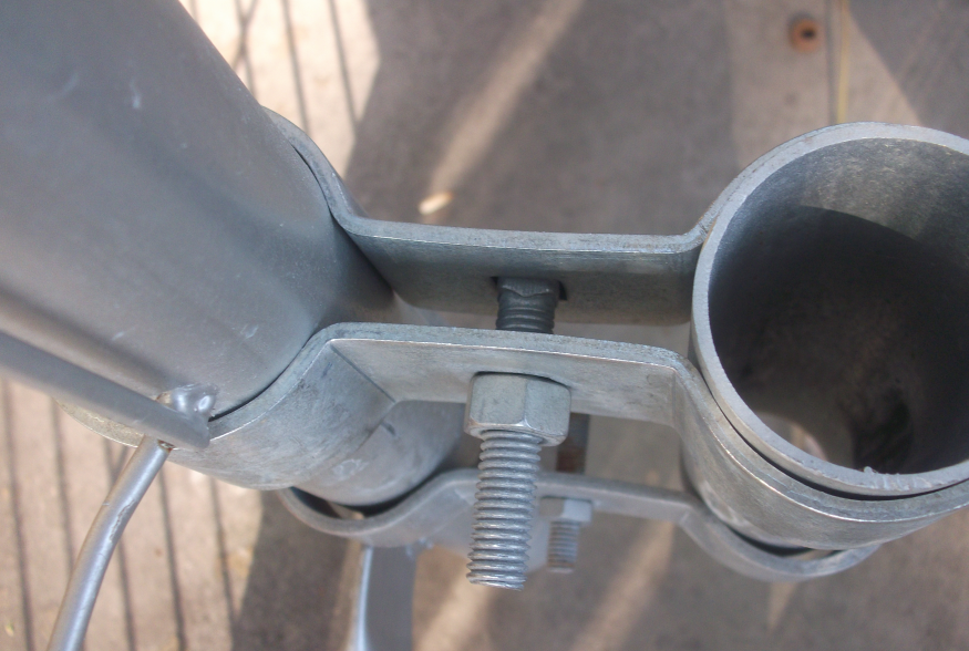The hot dipped galvanised clamps for temporary garden fencing