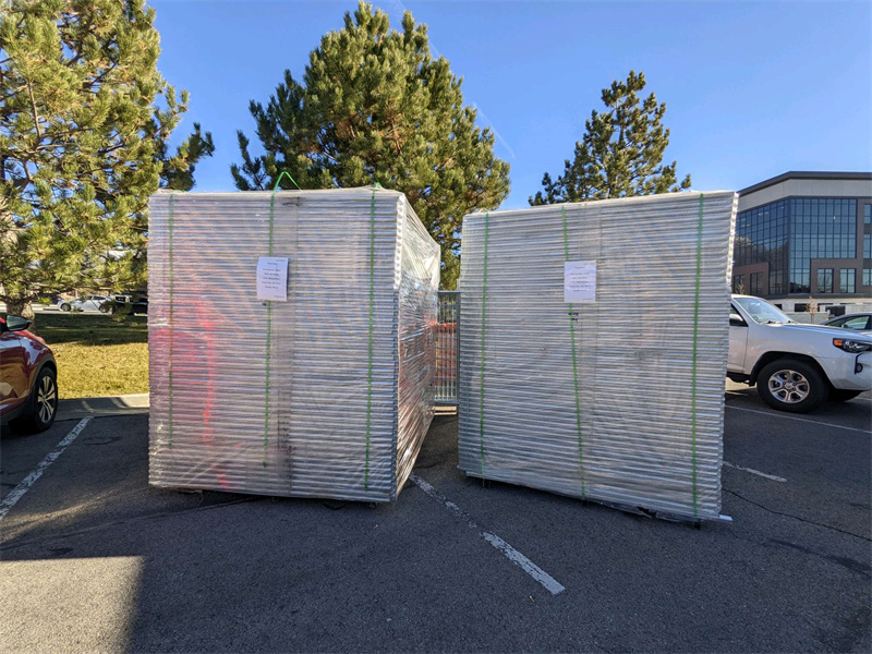 The temporary fence panels pasked in steel pallets.