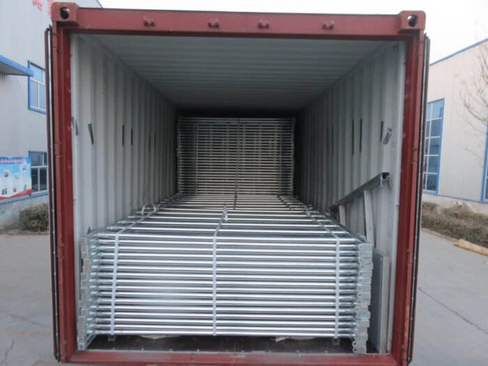 Los paneles del corral se cargan en contenedor.