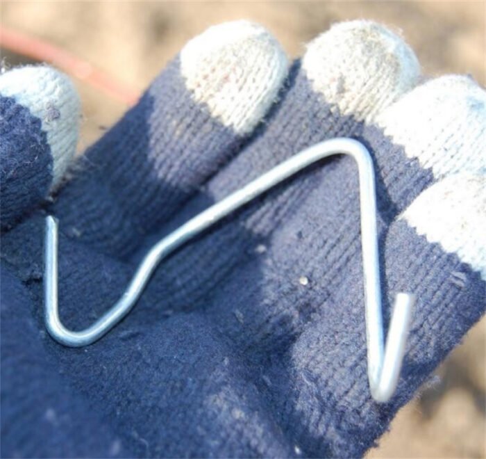 a v type wire clip for fixed knot fence