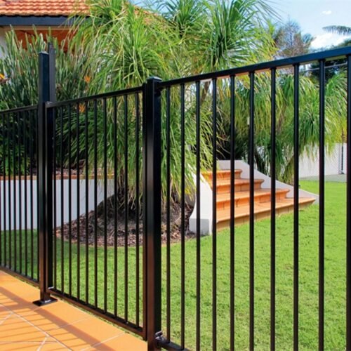 Czarne, płaskie panele ogrodzeniowe basenu z bramą i słupkiem