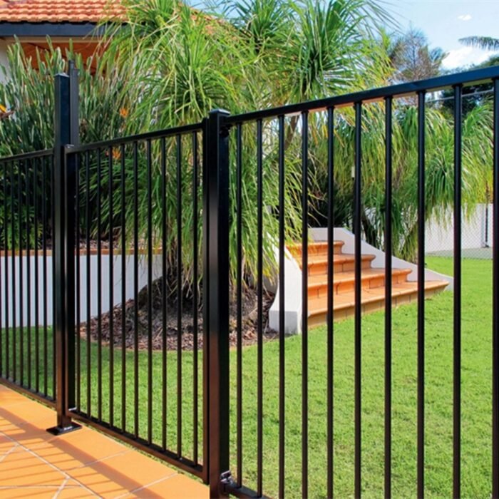 Les panneaux de clôture de piscine noirs à dessus plat avec portail et poteau