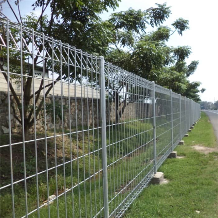 La clôture BRC à rouleau galvanisé autour d'une maison.