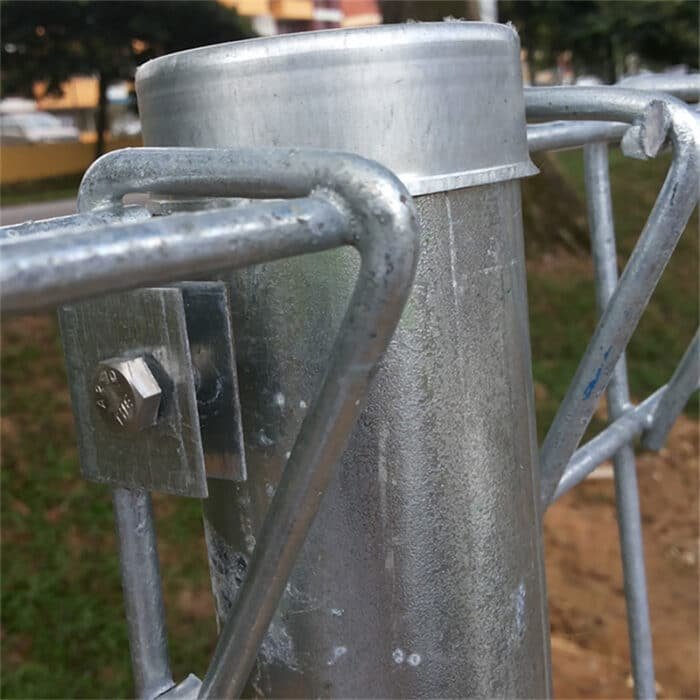 O painel da cerca superior conectado ao poste redondo