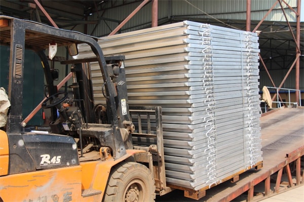 a truck deliverys the cattle panels into container