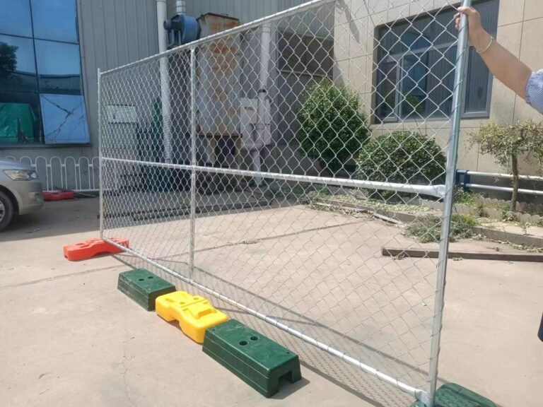 panneau de clôture temporaire à mailles de chaîne installé avec pieds