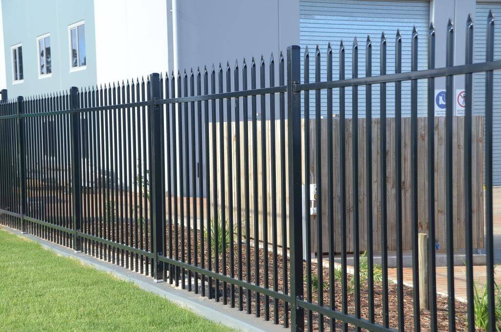 Elegant Tubular Fencing showcased by Spearmaster: Uncompromised Style and Security