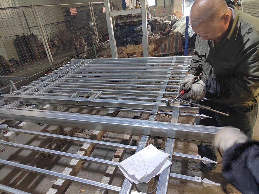 The welding process of metal picket fence
