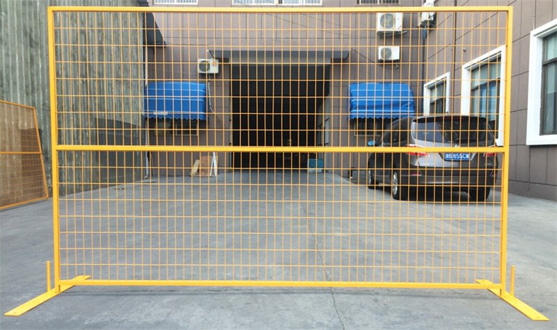 una valla de construcción temporal canadiense instalada en nuestra fábrica.