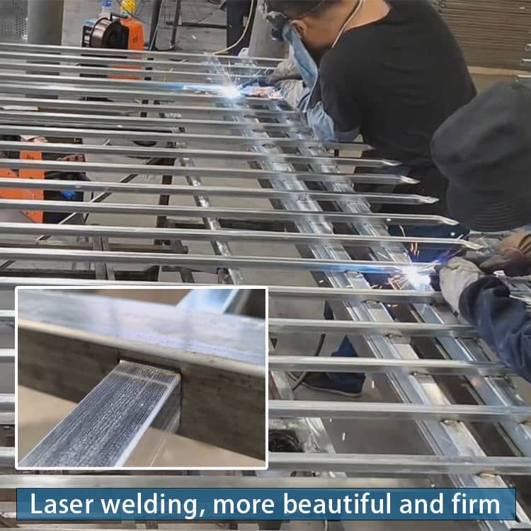 Pracownicy ostrożnie spawają stalowe ogrodzenie za pomocą spawania maszynowego