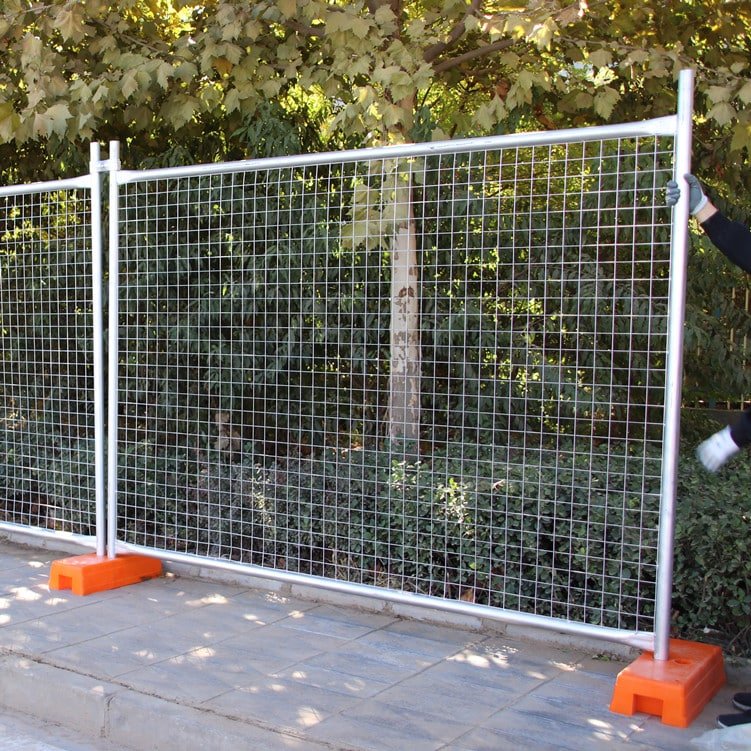 Wysokiej jakości zestaw ogrodzeń tymczasowych firmy DB Fencing, charakteryzujący się wyjątkową trwałością i konstrukcją siatki zapobiegającej wspinaniu się.