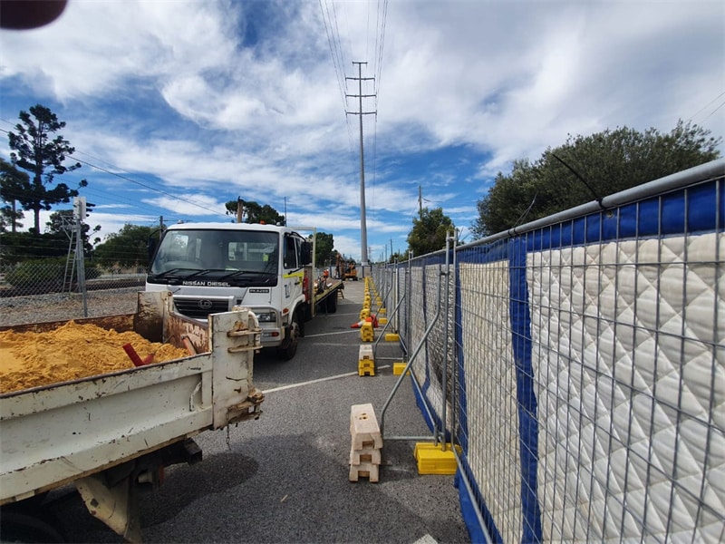 The noice barrier with temporary fence.