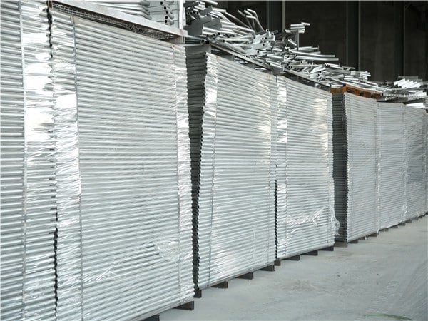 Galvanized temporary fence panels packed in steel pallet with steel belts.