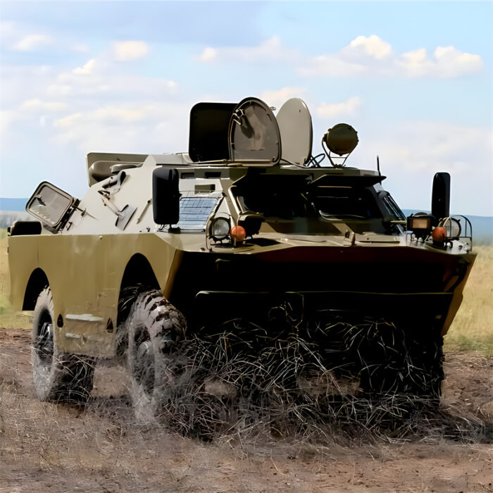 Vehículo militar que navega por el terreno y utiliza una malla de oruga de tanque duradera para mejorar la movilidad y la ventaja táctica.