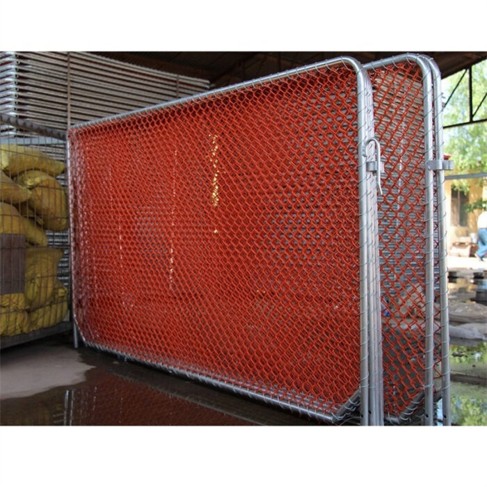 Une barrière de chantier orange australienne se dresse sur l'usine.