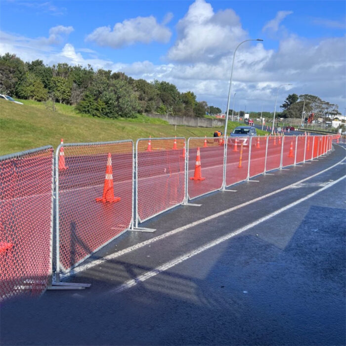 Valla de construcción australiana instalada en los sitios.