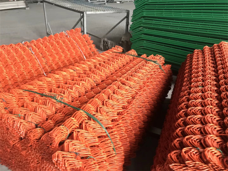 The material chain link mesh wire of construction barriers