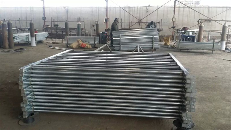 The workers are welding the cattle panels in our factory.