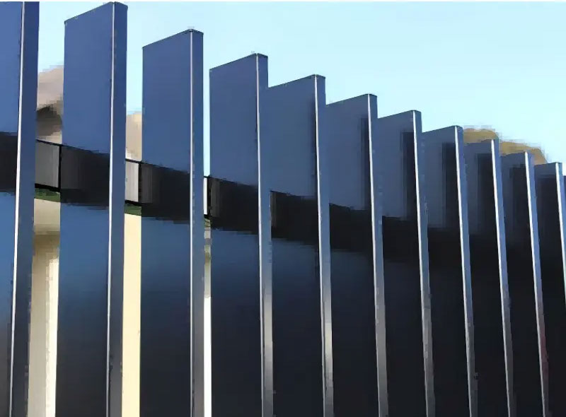 Discover our premium aluminium blade fence featuring a stylish vertical design for gardens. This architectural masterpiece offers privacy and elegance with perfect spacing.