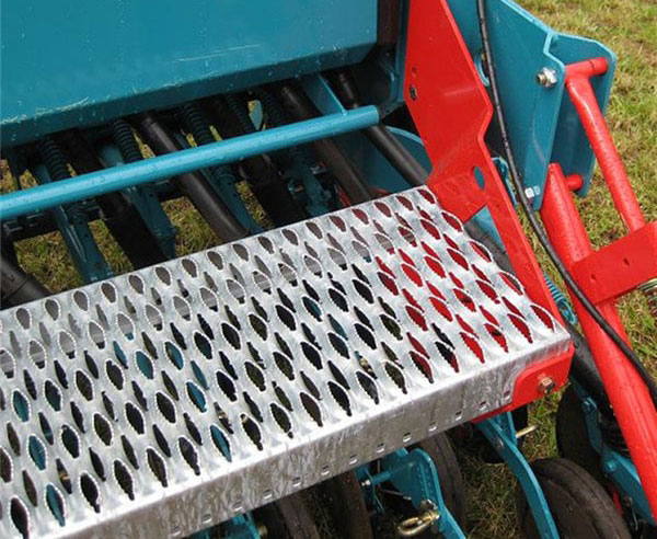 Discover our grip strut safety grating products, available in aluminum and steel plank widths. Designed for safety underfoot, they provide superior traction and slip resistance.