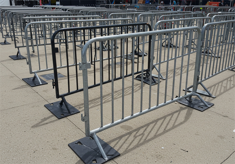 crowd control barricades